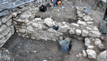 Vestiges de la première église Notre-Dame de Montréal et mur de propriété construit au début du dix-huitième siècle.